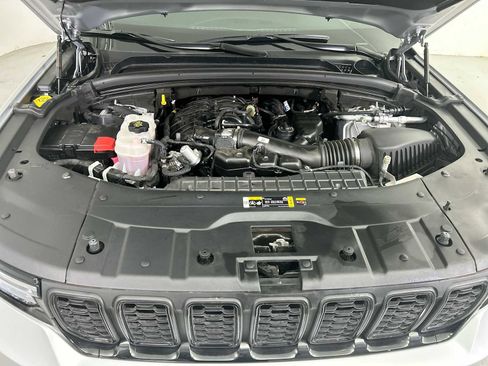 Used 2023 Jeep Grand Cherokee Altitude image 17