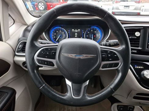 Used 2018 Chrysler Pacifica Touring-L image 19