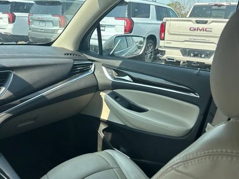 Used 2018 Buick Enclave Essence FWD image 9