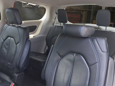 Used 2021 Chrysler Pacifica Touring-L FWD image 11
