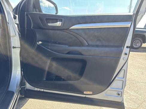 Used 2019 Toyota Highlander XLE image 26