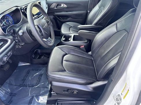 Used 2025 Chrysler Pacifica Select image 10