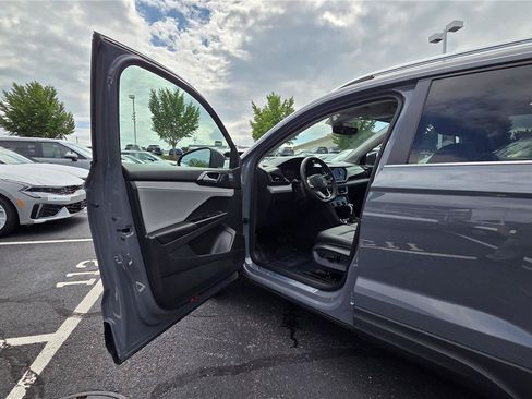Certified 2023 Volkswagen Taos SEL AWD/4WD image 12