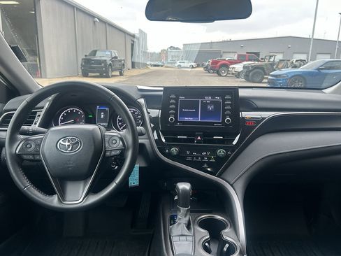 Used 2024 Toyota Camry SE image 12