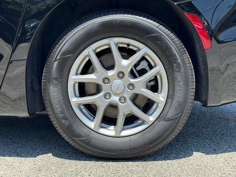New 2027 Chrysler Pacifica Select FWD image 17