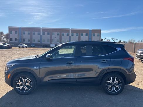 Used 2023 Kia Seltos EX image 2