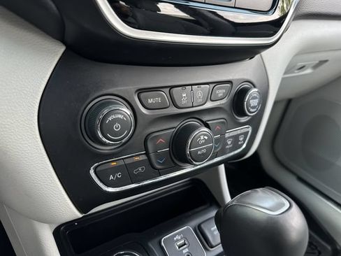 Used 2019 Jeep Cherokee Limited AWD/4WD image 25