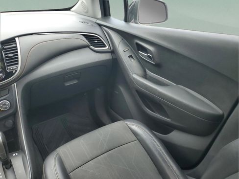 Used 2020 Chevrolet Trax LT w/ Sun & Sound Package FWD image 10