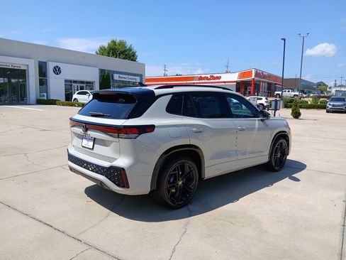 New 2026 Volkswagen Tiguan SE R-Line FWD image 7