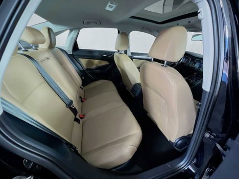 Used 2019 Volkswagen Jetta SE w/ Cold Weather Package image 28