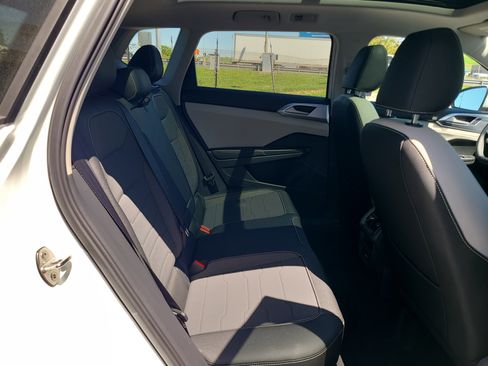 New 2025 Volkswagen Taos SE image 15