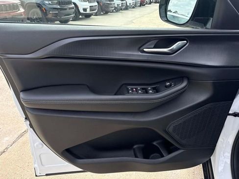 New 2025 Jeep Grand Cherokee L Altitude image 11