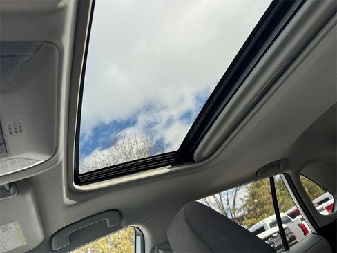 Used 2022 Toyota RAV4 XLE w/ Convenience Package image 26