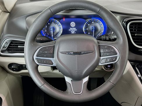 Used 2024 Chrysler Pacifica Touring-L image 18