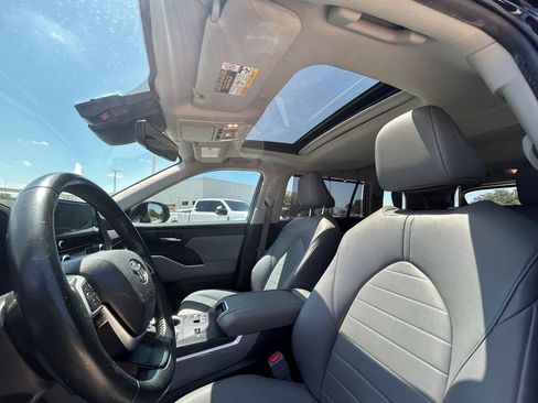 Used 2023 Toyota Highlander XLE FWD image 12