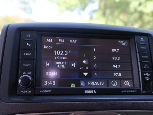 Used 2014 Chrysler Town & Country Touring FWD image 44