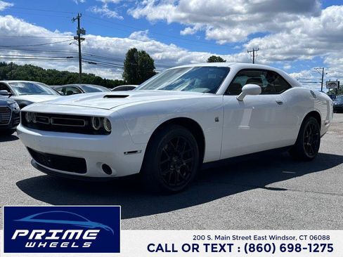 Used 2015 Dodge Challenger SXT RWD image 3
