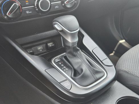 Used 2025 Kia Soul LX w/ LX Technology Package FWD image 9