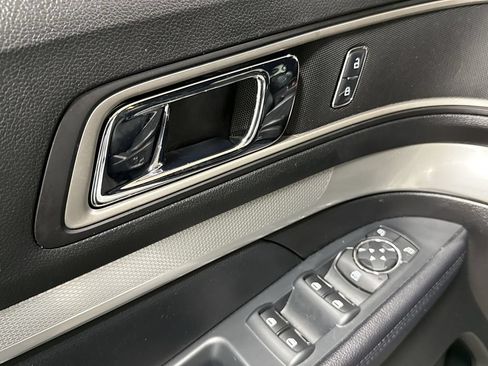 Used 2017 Ford Explorer XLT w/ Equipment Group 202A AWD/4WD image 21