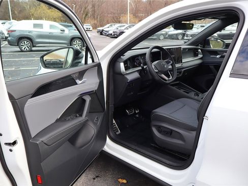 New 2026 Volkswagen Tiguan SE R-Line image 11