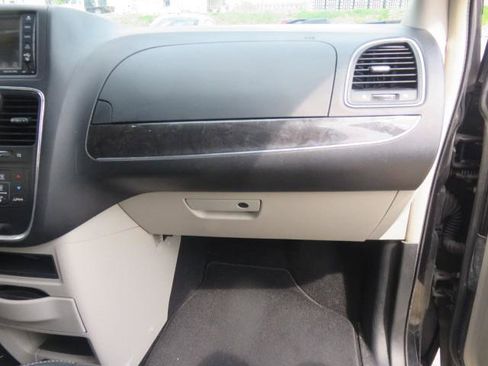 Used 2015 Chrysler Town & Country Touring w/ Driver Convenience Group FWD image 20