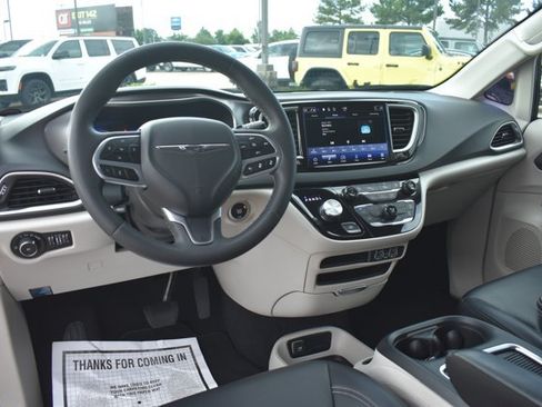 Used 2023 Chrysler Pacifica Touring-L FWD image 19
