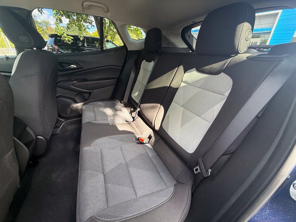 Used 2024 Chevrolet Trax LS w/ LS Convenience Package FWD image 23