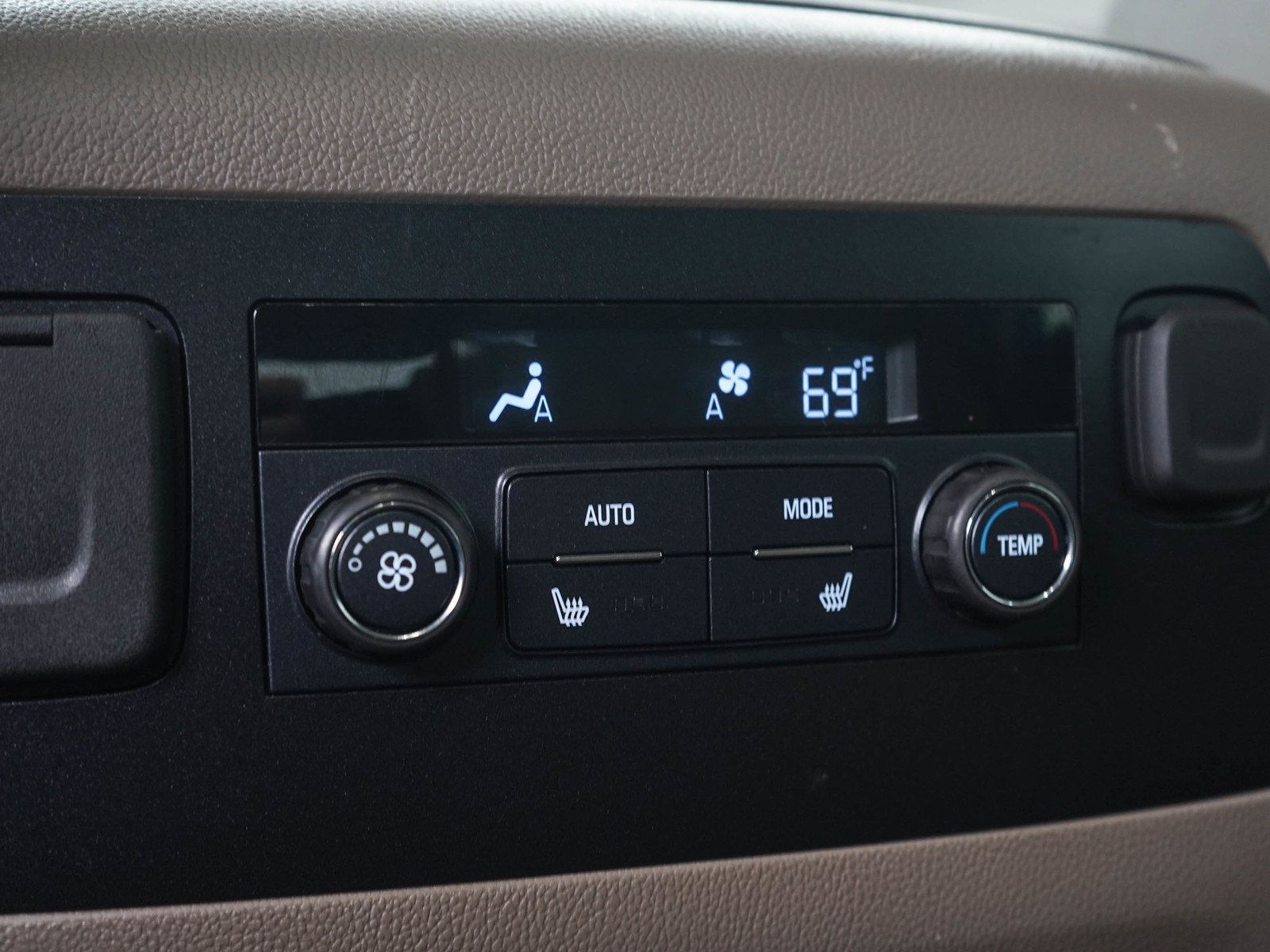 Used 2020 Chevrolet Tahoe LT w/ Luxury Package AWD/4WD image 17