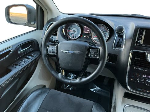 Used 2016 Chrysler Town & Country Limited image 11