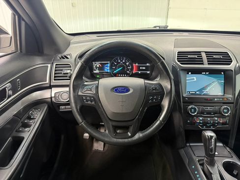 Used 2017 Ford Explorer XLT w/ Equipment Group 202A AWD/4WD image 22