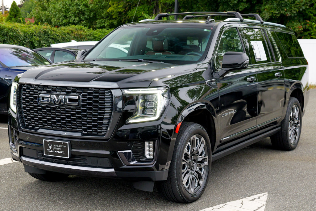 Used 2023 GMC Yukon XL Denali Ultimate w/ LPO, Floor Liner Package AWD/4WD image 3