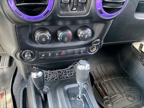 Used 2015 Jeep Wrangler Unlimited Sahara w/ Connectivity Group AWD/4WD image 36