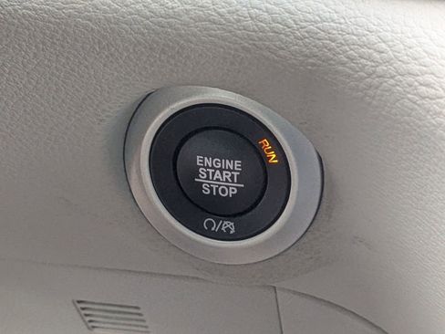 Used 2023 Chrysler Pacifica Limited image 21