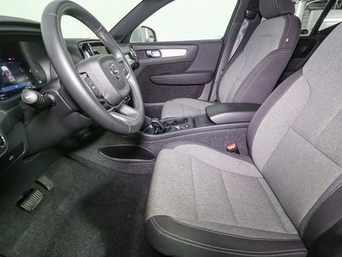 Used 2025 Volvo XC40 B5 Core image 39