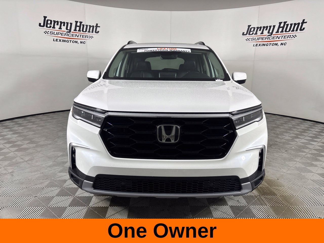 Used 2025 Honda Pilot Touring image 3