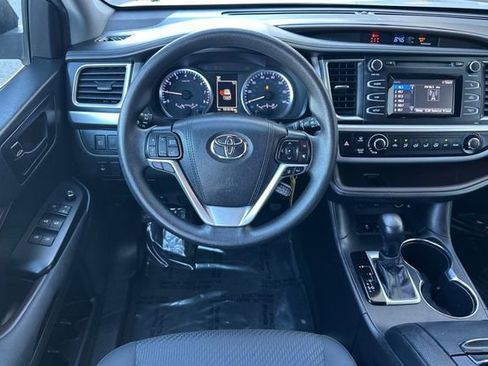 Used 2019 Toyota Highlander LE FWD image 16