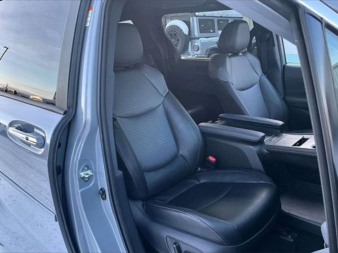 Used 2024 Toyota Sienna XLE Woodland Edition image 7
