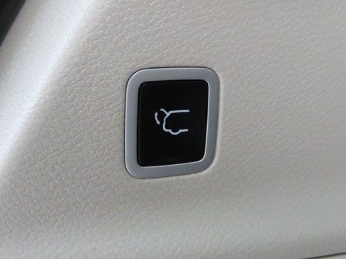Used 2024 Chrysler Pacifica Touring-L FWD image 5
