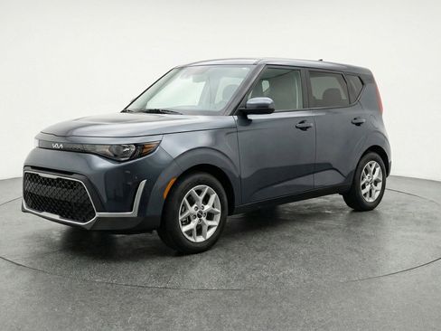 Used 2025 Kia Soul LX w/ LX Technology Package image 3