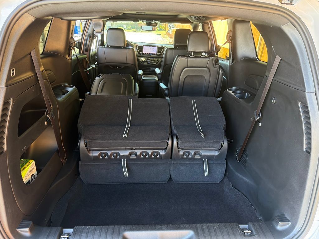 Used 2024 Chrysler Pacifica Touring-L w/ S Appearance Package FWD image 34