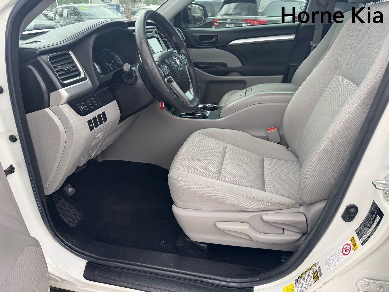 Used 2018 Toyota Highlander LE FWD image 10