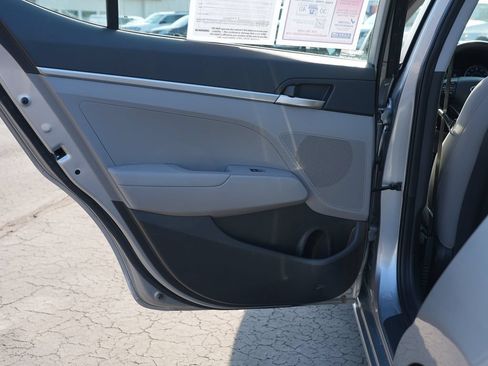 Used 2020 Hyundai Elantra SE FWD image 19