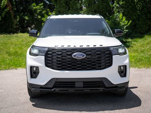 Used 2025 Ford Explorer ST-Line AWD/4WD image 2