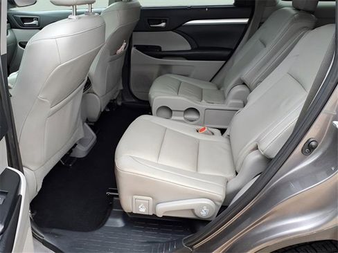 Used 2019 Toyota Highlander XLE image 18