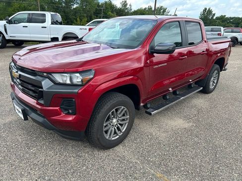 Used 2024 Chevrolet Colorado LT w/ LT Convenience Package II AWD/4WD image 3