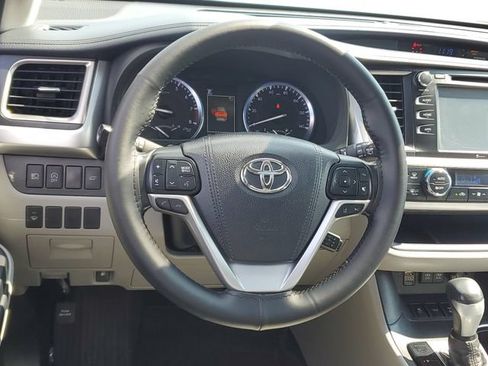 Used 2017 Toyota Highlander XLE AWD/4WD image 12