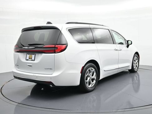 Used 2023 Chrysler Pacifica Limited FWD image 6