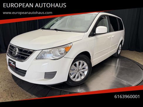 Used 2012 Volkswagen Routan SE image 1