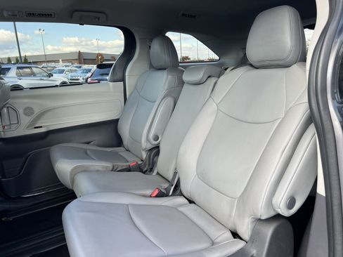Used 2022 Toyota Sienna XLE image 24