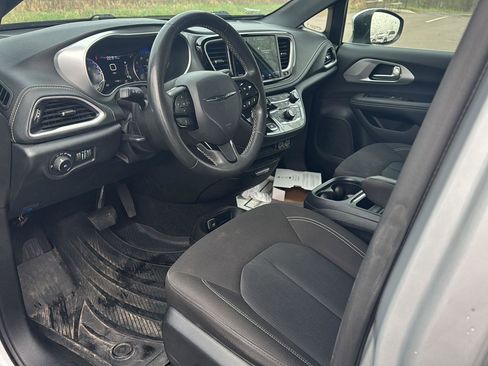 Used 2023 Chrysler Pacifica Touring image 11